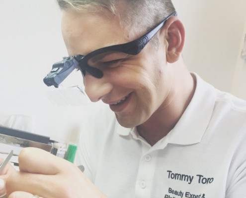 Tommy Toro bei der Arbeit